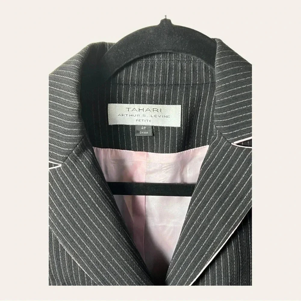 1102. TAHARI ARTHUR S. LEVINE BLAZER PIN STRIPE BACK AND PINK SIZE‎ 4P
